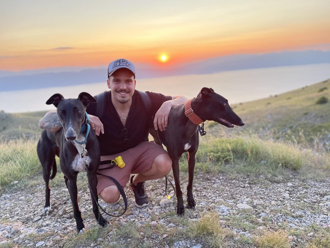 Na dopustu sta mu družbo delala tudi posvojenčka, angleška hrta Ozzy in Ringo. Takole so skupaj uživali v pogledu na Ohridsko jezero. »Brez sončnega zahoda ne gre. In če enkrat jezera ne pogledaš s te perspektive, ga nisi videl.<strong>« </strong>FOTO: osebni arhiv