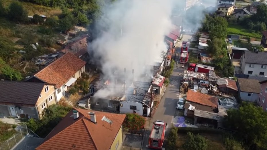 Fotografija: Požar v stanovanjski soseski Buća Potok. FOTO: Youtube, posnetek zaslona