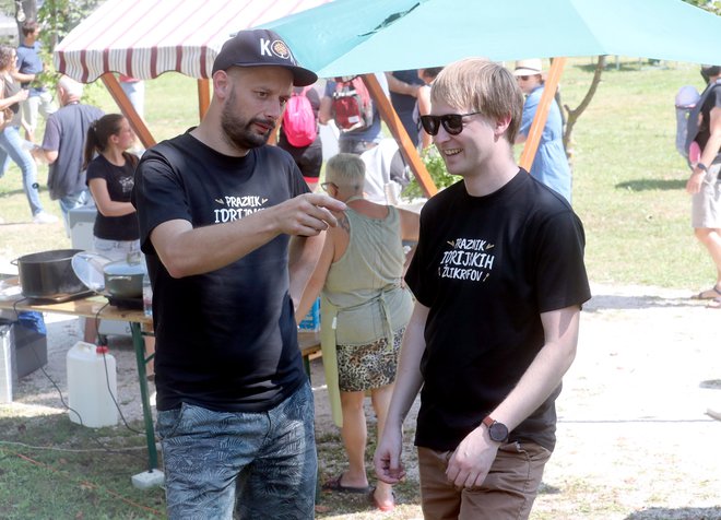 Organizatorja Tilen Božič (levo) in Matevž Straus skrbno negujeta kulturno dediščino.