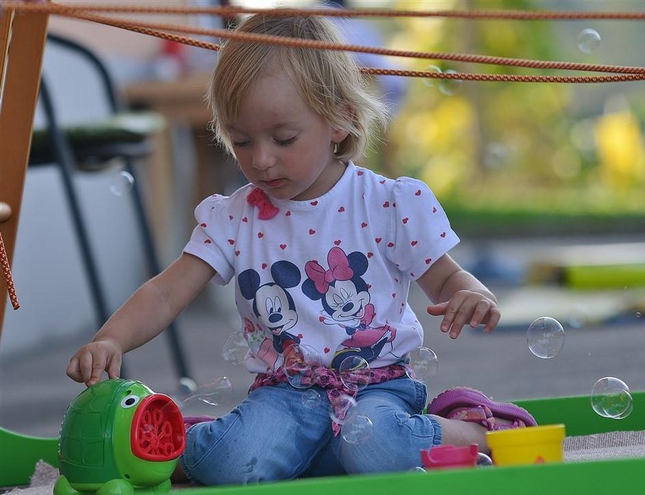 Fotografija: Ponoči ima Maša bolečine, noge je ne ubogajo več. Ovire so zanjo vedno težje premagljive, jezna je, ker ne zmore splezati na napihljivega konjička, s katerim je še pred kratkim jezdila po dnevni sobi. FOTO: osebni arhiv