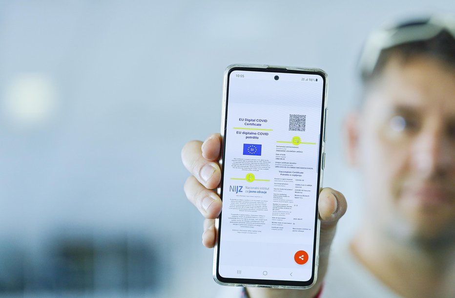 Fotografija: Digitalno covid potrdilo. FOTO: Jože Suhadolnik