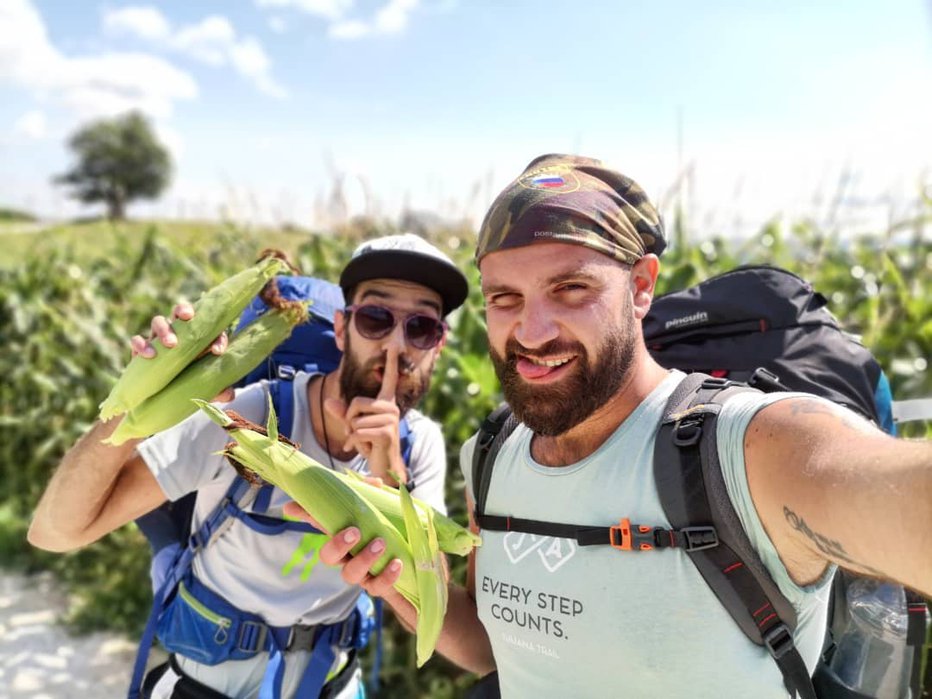 Fotografija: S tole fotografijo, ko sta na poti narabutala koruzo, sta se samoprijavila na PU Kranj, kjer so jima odpisali: »Joj, kolk sta srčkana vidva. Vse dobro na poti, da vaju ne bomo kje pobiral.«