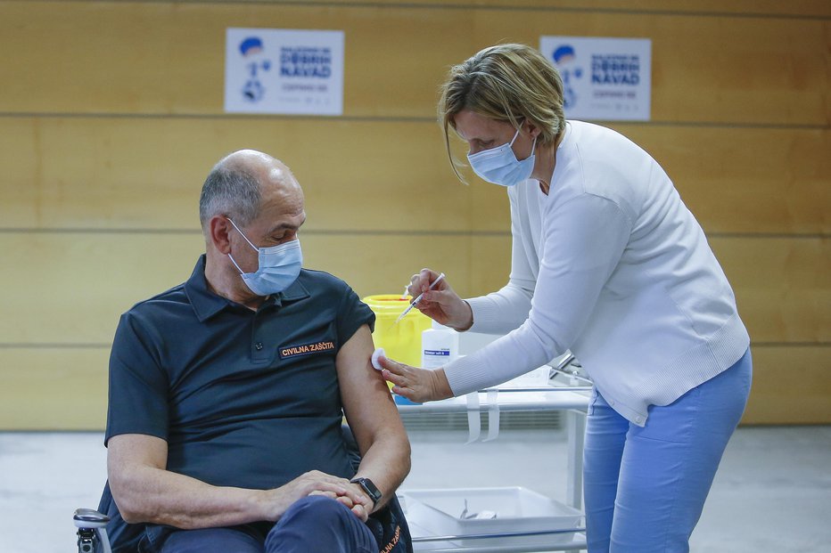 Fotografija: Premier Janez Janša se je s prvim odmerkom cepil že marca. FOTO: Jože Suhadolnik, Delo