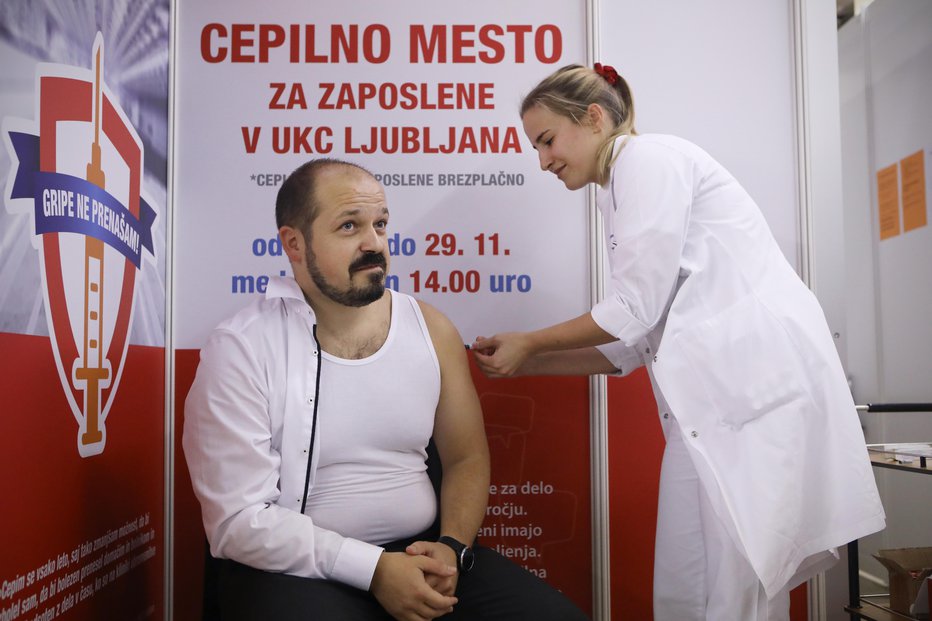 Fotografija: Takoj ko je dobil priložnost, se je cepil tudi zdravstveni minister Janez Poklukar. FOTO: Jure Eržen