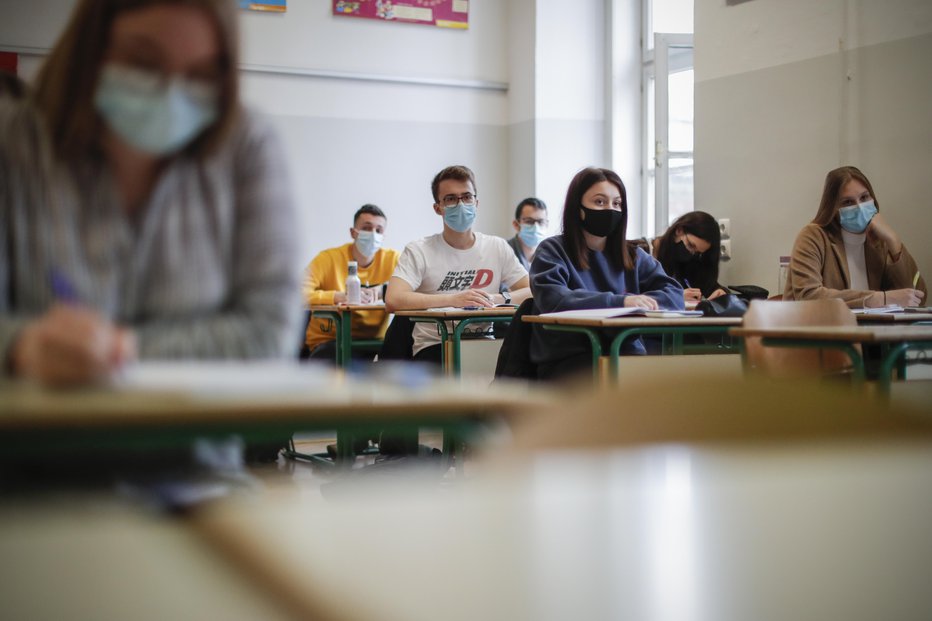 Fotografija: Učenci med poukom matematike na Gimnaziji Jožeta Plečnika na Šubičevi. FOTO: Uroš Hočevar