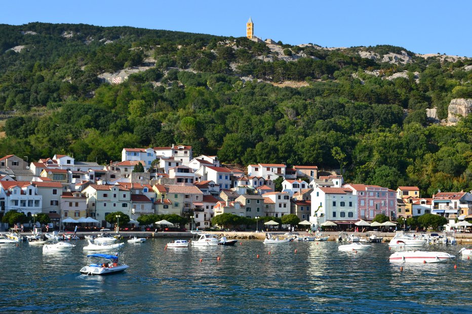 Fotografija: Zgodilo se je v vzhodnem predelu Baške, imenovanem Kricin, v ozki dvosmerni ulici nad plažo. FOTO: O. B.