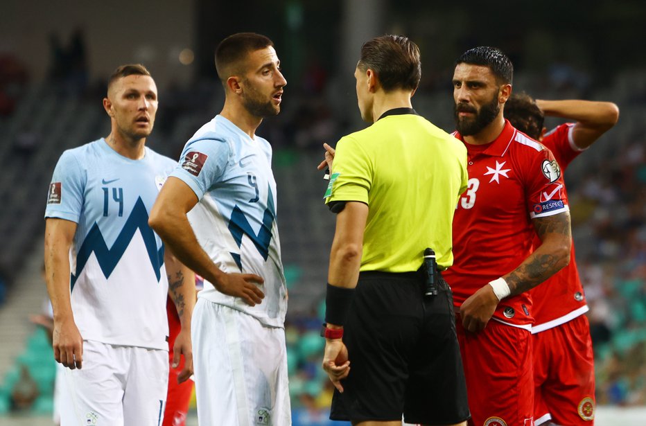 Fotografija: Jasmin Kurtić (levo) bo šel z reprezentančne akcije prvič doslej v Grčijo, Andraž Šporar (v sredini) v Anglijo. FOTO: Borut Živulović/Reuters