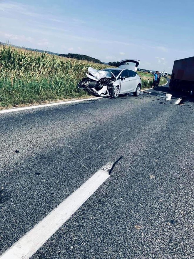 Voznika osebnega avtomobila so reševali gasilci. FOTO: 112 Ptuj