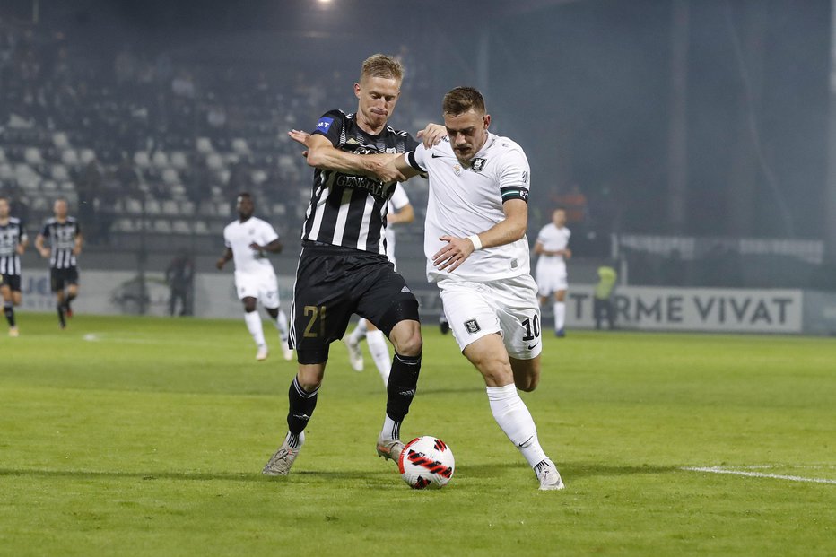 Fotografija: Prvenstveni derbi proti Olimpiji je odločil črno-beli branilec Žan Karničnik, ki bo tudi proti Vitesseju pomemben člen v udarni enajsterici. FOTO: Leon Vidic