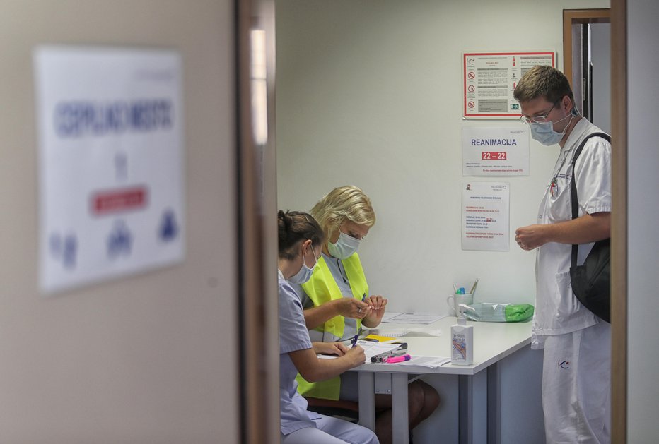 Fotografija: Cepilne ekipe ta teden pospešeno delajo in podaljšujejo delovni čas cepilnih mest. FOTO: Blaž Samec, Delo