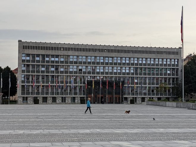 Trg republike dan po protestih, ki so se končali z nasiljem. FOTO: A. L.