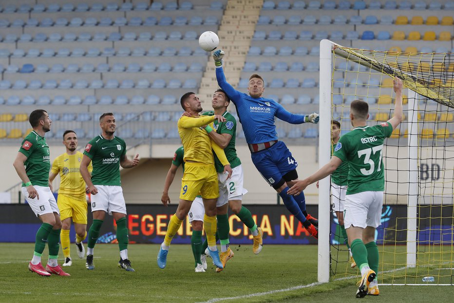 Fotografija: Olimpijin vratar Nejc Vidmar se je uveljavil pri Domžalah. FOTO: Leon Vidic