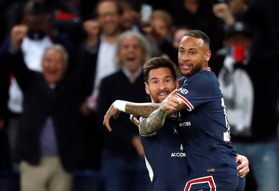 Fotografija: Neymar (desno) slavi z Lionelom Messijem, ki je dosegel prvi gol v dresu PSG in svojega 121. v ligi prvakov. FOTO: Gonzalo Fuentes/Reuters