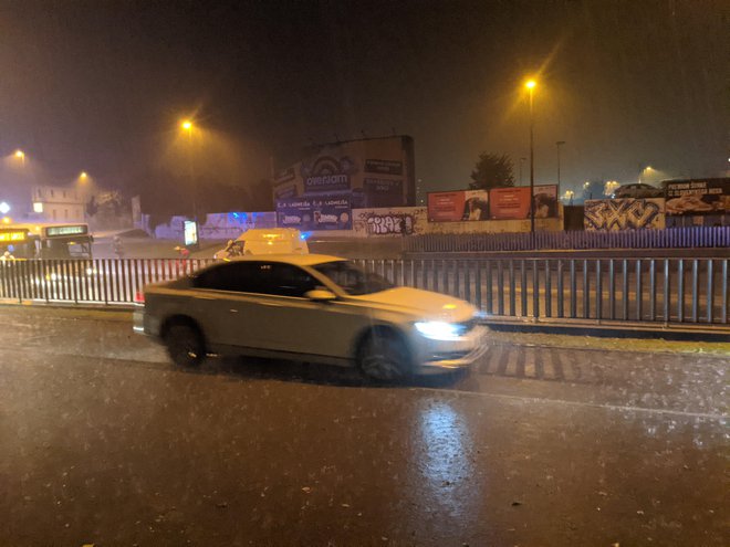 Dunajska cesta v Ljubljani: podvoz poplavljen, promet poteka po kolesarski stezi in stezi za pešce. FOTO: Aleksandar Lukić