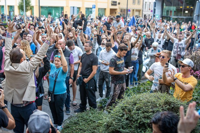 Protestniki pred RTV Slovenija. FOTO: Voranc Vogel, Delo