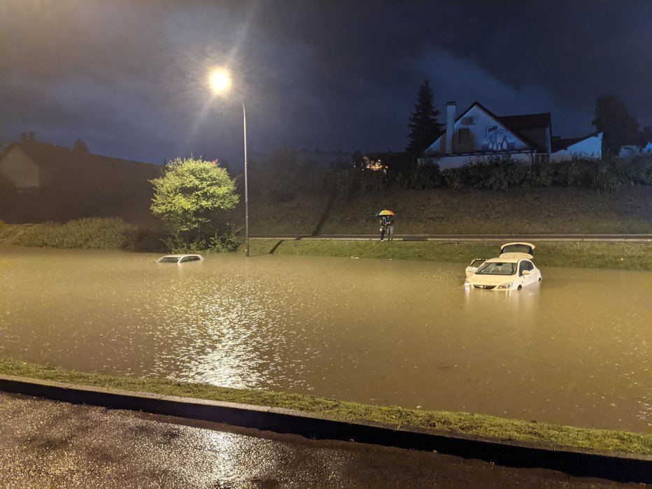 Fotografija: Sredino silovito neurje je v Ljubljani povzročilo številne nevšečnosti. FOTO: A. L.