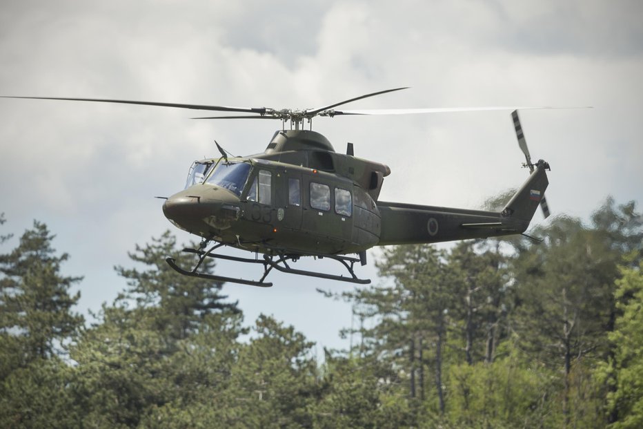 Fotografija: Helikopter na vojaški vaji Jadranski udar 2021, iz niza vaj Defender Europe 2021. Poček, Postojna, Slovenija 20.maja 2021. [helikopterji,vojaški helikopterji,vojaške vaje,orožje,vojska,NATO,Slovenska vojska,SV,Poček,Postojna,Slovenija] FOTO: Foto: Jure Eržen/delo