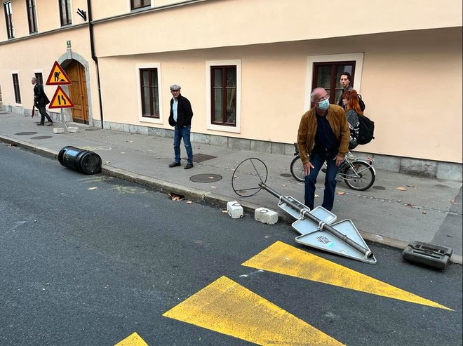 Nekateri protestniki so prevračali smetnjake in prometne znake.  FOTO: E. N.