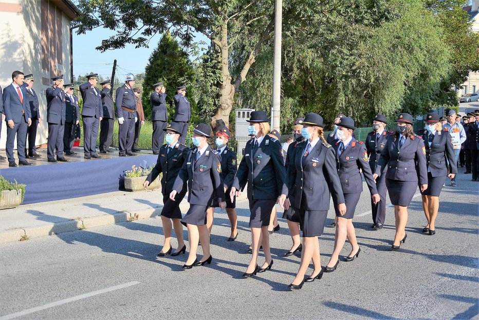 Fotografija: Parade so se udeležile tudi operativne gasilke. FOTOGRAFIJE: Darko Naraglav