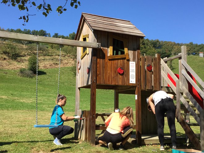 Otroška igrala so na novo pobarvana.