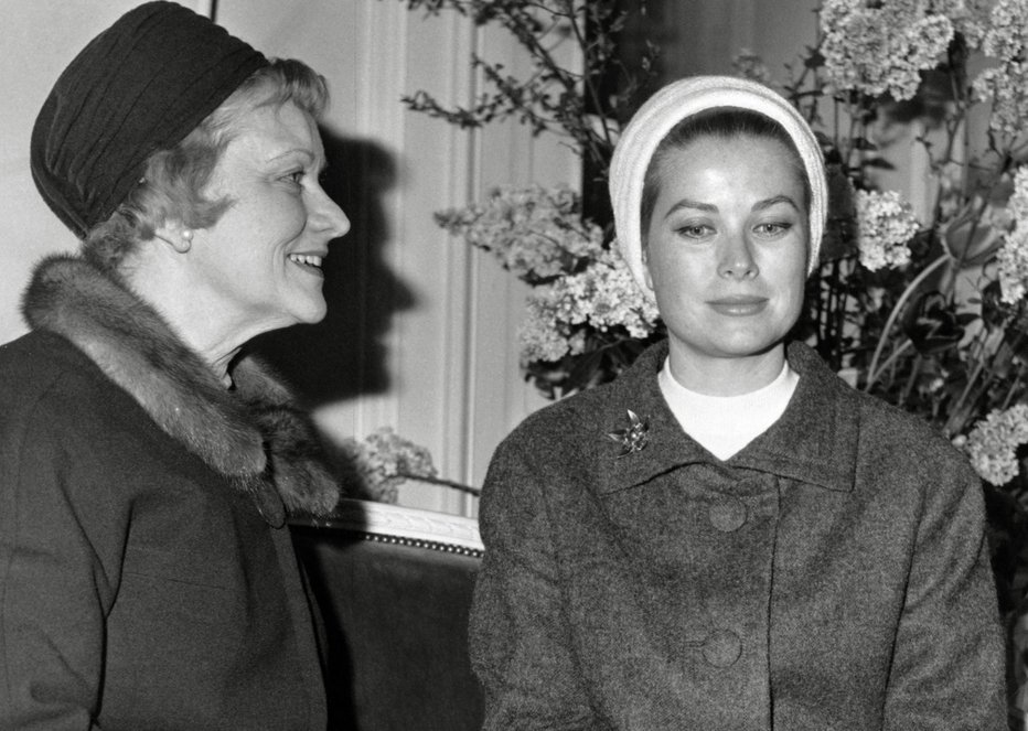 Fotografija: Grace Kelly in Margaret Majer
Mama igralke, ki je osvojila srce monaškega kneza, je bila nekdanja manekenka in Grace je podedovala njeno osupljivo svetlolaso lepoto. Margaret je bila zelo posebna in prva ženska v ZDA, ki je postala trenerka atletike na Univerzi v Pensilvaniji. Le malokdo pa je vedel, da je otroke in svoje učenke vzgajala s trdo roko in bila do njih pogosto fizično nasilna. Je pa otrokom privzgojila železno disciplino, ki je Grace gotovo prišla prav ne le v vlogi igralke, ampak tudi v vlogi knezove soproge.