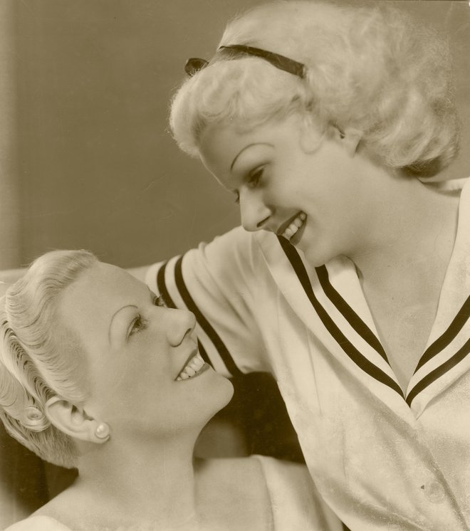 Jean Harlow in Jean Poe Harlow<br />
Prva hollywodska zapeljivka je imela pretirano zaščitniško mamo, ki je poskušala bdeti nad vsako podrobnostjo hčerinega življenja. Ker je mama sama sanjala, da bo igralka, a je bila tedaj za kariero v Hollywoodu že prestara, je vso energijo usmerila v hčerin uspeh. Zaradi njega se je ločila od Jeaninega očeta in se z <strong>Jean</strong> preselila v Hollywood. Jeanin prvi zakon, ki je trajal le osem mesecev, naj bi bil v resnici plod igralkine želje, da se čim bolj oddalji od matere.