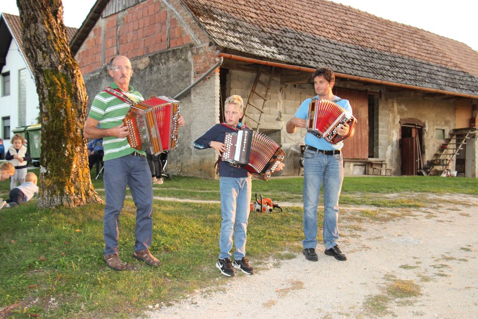 Fotografija: V Volčkovi vasi je slavljenki v čast odmeval glas harmonike. FOTO: Tanja Jakše Gazvoda