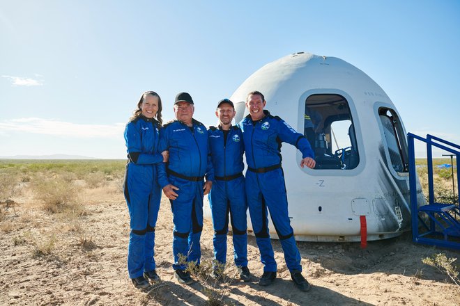 Štiričlanska odprava ne bo teh desetih minutk nikdar pozabila. FOTO: Blue Origin/Reuters
