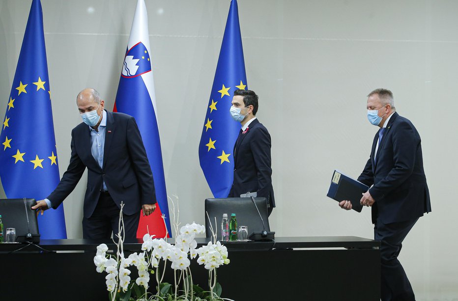 Fotografija: Janez Janša, Zdravko Počivalšek in Matej Tonin februarja na skupni novinarski konferenci. FOTO: Jože Suhadolnik, Delo
