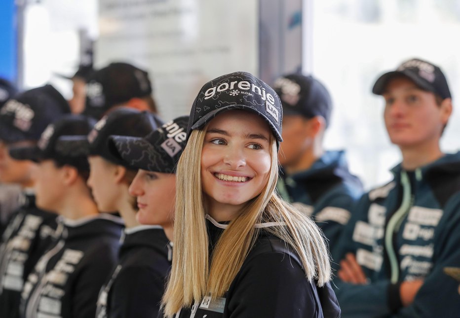 Fotografija: Nika Križnar dobro razpoložena pričakuje olimpijsko zimo.
FOTO: Matej Družnik/Delo
