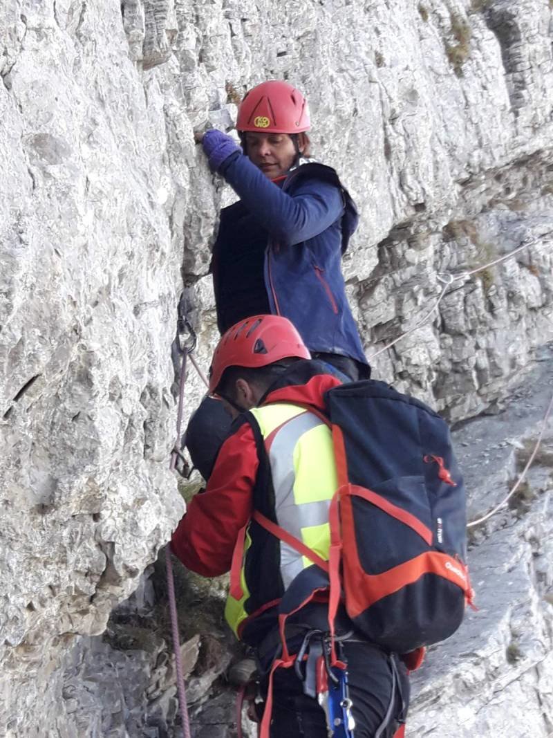 Fotografija: Po dvanajstih urah so jo spravili na varno. FOTO: Gorska reševalna služba Črne gore
