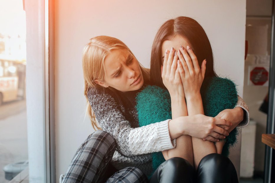 Fotografija: To je tudi trenutek razčustvovanosti ali celo pretiranega poistovetenja s težavami in skrbmi drugih. FOTO: Estradaanton, Getty Images
