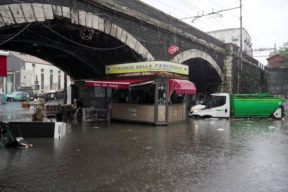 Fotografija: Prebivalstvo naj ostane doma, svarijo oblasti. FOTO: Antonio Parrinello/Reuters
