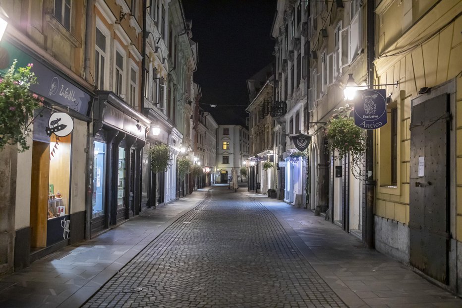 Fotografija: Tudi Ljubljana je bila po 21. uri prazna. FOTO: Voranc Vogel, Delo
