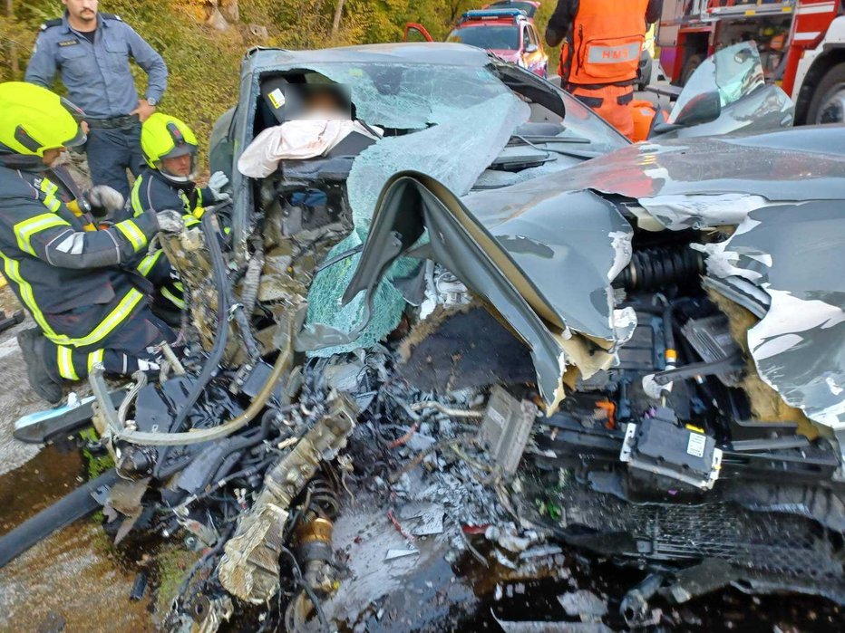 Fotografija: Huda nesreča, v kateri je bil udeležen Slovenec s ferrarijem. FOTO: JVP grada Krka, Otok-krk.org
