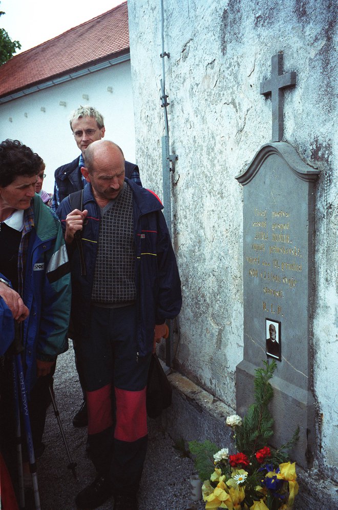 Na Primskovem na Dolenjskem počiva župnik in zdravilec Jurij Humar. Njegov grob je zelo obiskan več kot stoletje po njegovi smrti. Foto: Vladimir Jerman
