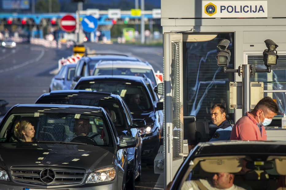 Fotografija: O daljših čakalnih dobah poročajo z mejnih prehodov s Hrvaško. FOTO: Voranc Vogel
