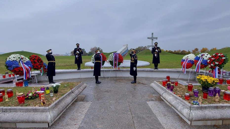 Fotografija: Garda Slovenske vojske je ob dnevu spomina na mrtve v imenu predsednika vlade Janeza Janše položila venec k spomeniku Padlim v vojni za Slovenijo, spomeniku pomorjenim pripadnikom Slovenske narodne vojske na Žalah, na grob  dr. Jožeta Pučnika ter na grob dr. Andreja Bajuka.

FOTO: Twitter Vlade RS
