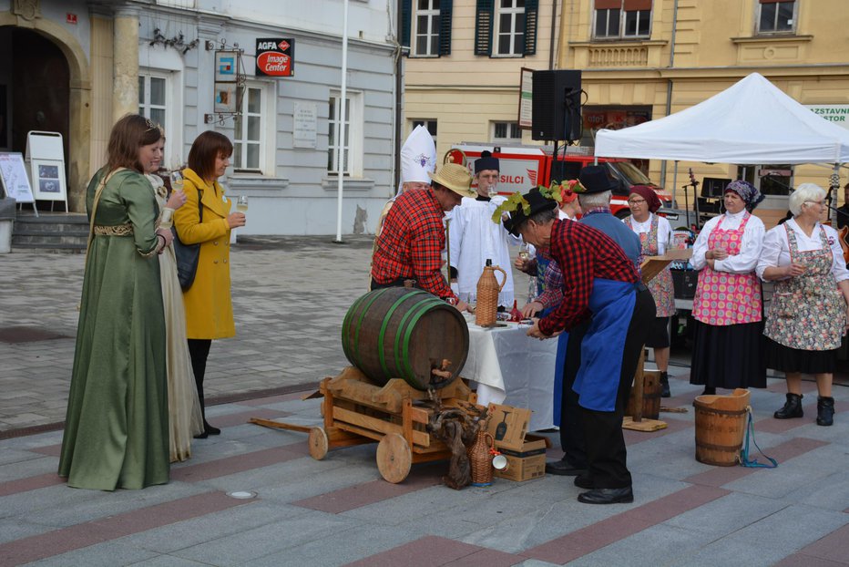 Fotografija: Na ljutomerskem martinovanju so krstili mošt, sneli klopotec, kuhali kislo juho, se veselili. FOTO: Bakal Oste
