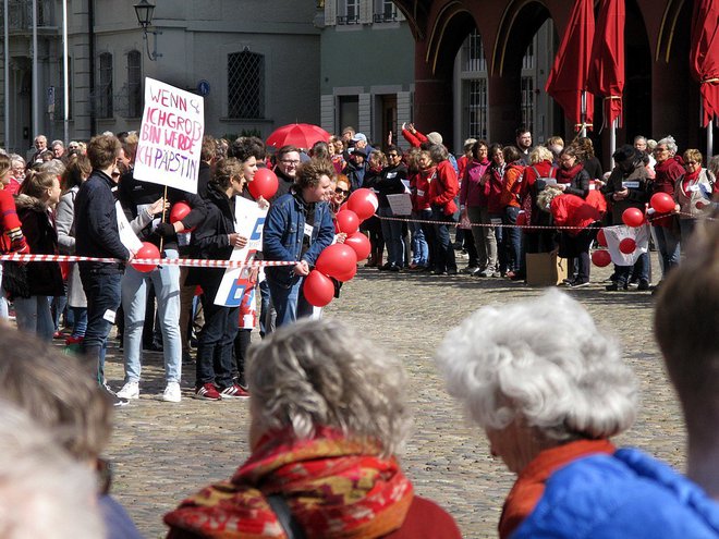 Demonstracije gibanja Maria 2.0 pred katedralo sv. Pavla v Münstru. Foto: br/youtube
