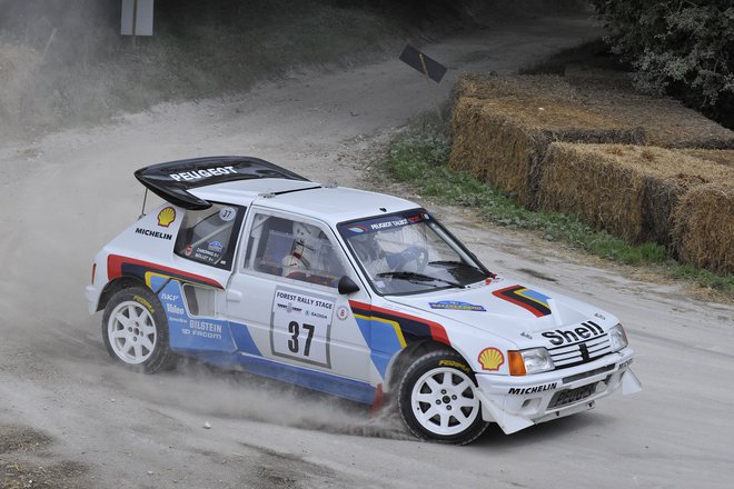 Leta 1985 je Peugeot predstavil drugo evolucijo dirkalnika z velikanskim zadnjim spojlerjem, 70 kilogramov nižjo maso in okoli 430 KM. FOTO: Peugeot
