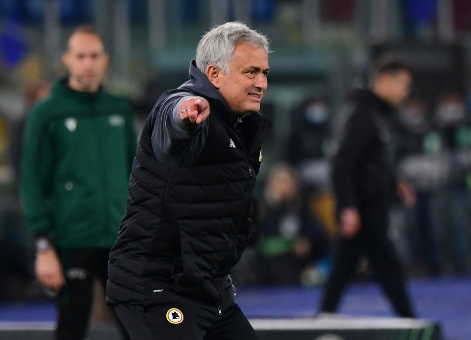 Fotografija: Jose Mourinho je z Romo v zadnjih tednih zabeležil nekaj bolečih porazov, najbolj je odmeval tisti iz konferenčne lige proti Bodø/Glimtu (1:6). FOTO: Alberto Lingria/Reuters
