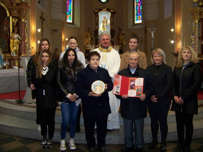 Slavljenca s svojimi najbližjimi in duhovnikom Francem Režonjo FOTOgrafiji: Jože Žerdin
