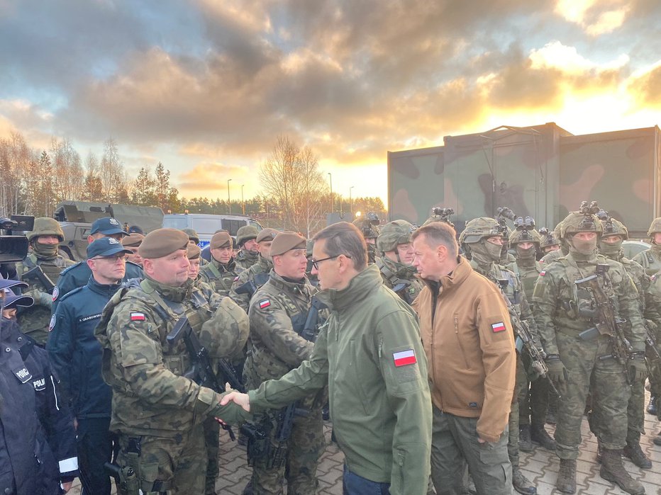 Fotografija: Mejni prehod Kuznica sta davi obiskala premier Mateusz Morawiecki in obrambni minister Mariusz Blaszczack. FOTO: Poljsko obrambno ministrstvo, Reuters
