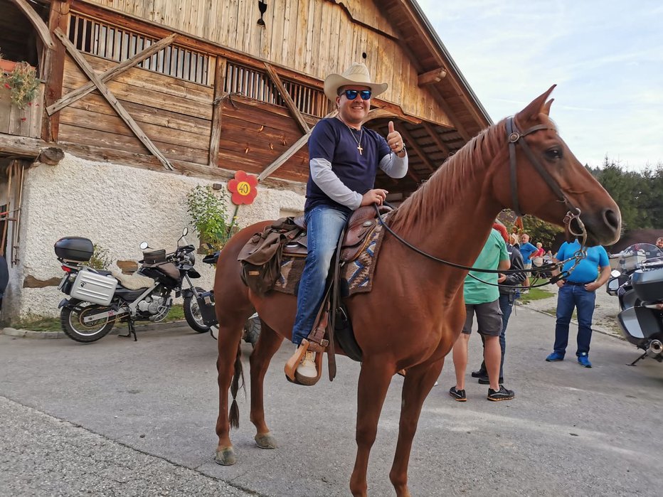 Fotografija: Zoran Cilenšek se občasno sprošča s tem, da zajaha konja.
