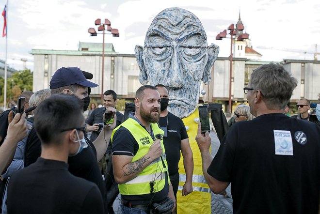 Obdolženec v vlogi novinarja NTA na protestih v Ljubljani 2. julija FOTO: Blaž Samec
