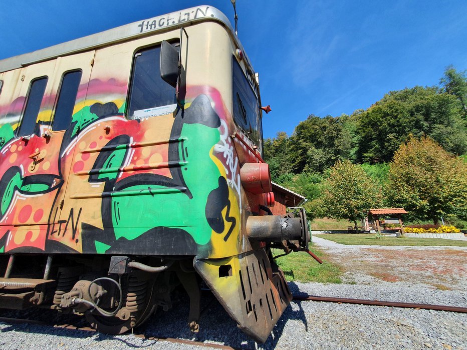 Fotografija: Na žalost so priljubljeno platno grafitarjev. FOTO: Drago Perko
