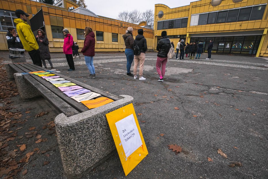 Fotografija: Danes zjutraj je bil protest staršev pred OŠ Tabor I v Mariboru. FOTO: Marko Pigac
