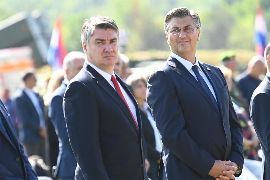 Fotografija: Vodilnemu dvojcu hrvaške politike, Zoranu Milanoviću (levo) in Andreju Plenkoviću, priljubljenost upada iz meseca v mesec. FOTO: Tom Dubravec, Cropix
