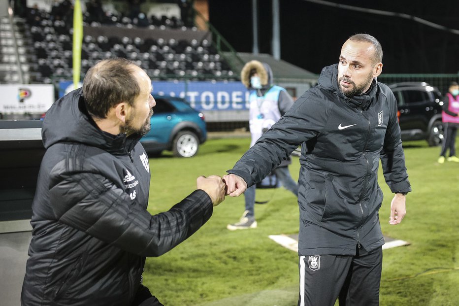 Fotografija: Trenerja Mure Ante Šimundža (levo) in Olimpije Dino Skender sta že stara znanca in tekmeca v ligaških bitkah. FOTO: Jure Banfi/Sobotainfo
